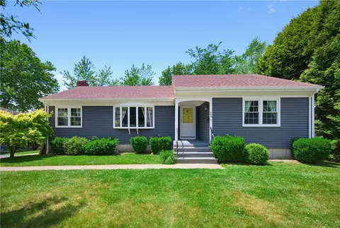 34 Foxhill Ave, Bristol, RI 02809
