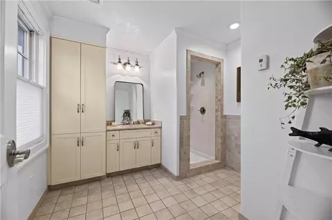 Bath - 19 Moonlight Dr, Westerly, RI 02891 photo 4 of 5