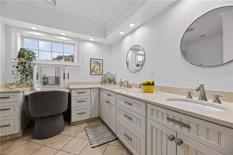 Bath - 19 Moonlight Dr, Westerly, RI 02891 photo 2 of 5