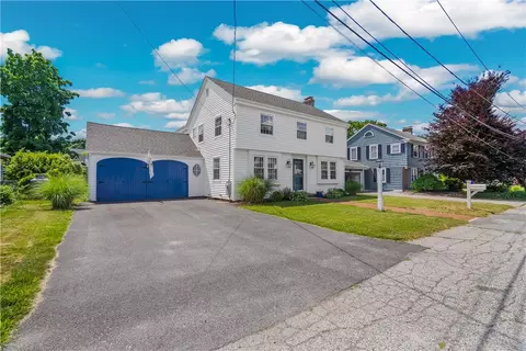 24 Huntington Dr, Rumford, RI 02916