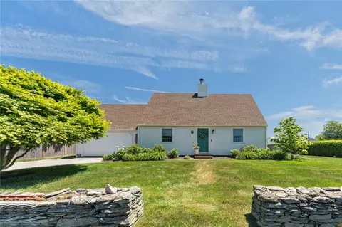 14 Wolcott Ave, Middletown, RI 02842