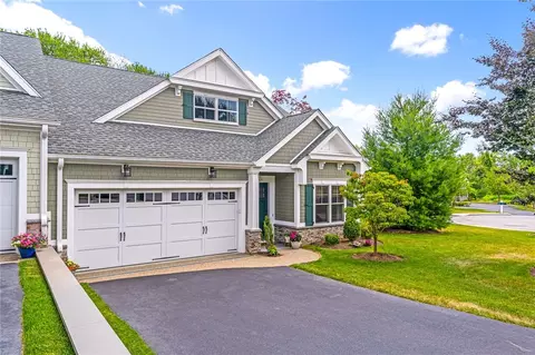 55 Travelers Ct, East Greenwich, RI 02818