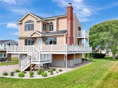 17 Lawton Ave, Westerly, RI 02891