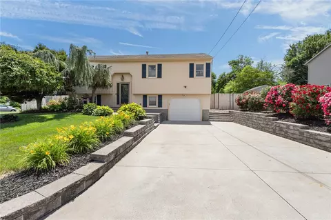 2 Dogwood Dr, Cranston, RI 02921