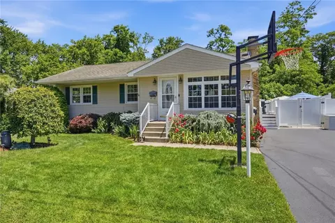 72 Fairweather Ave, Cranston, RI 02910