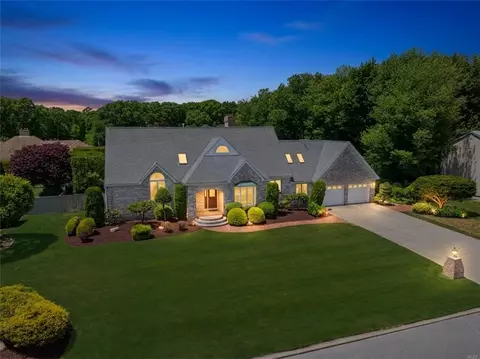 40 Alpine Estates Dr, Cranston, RI 02921