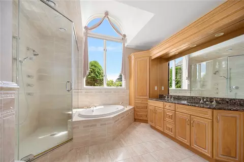 Bath - 40 Alpine Estates Dr, Cranston, RI 02921 photo 2 of 4