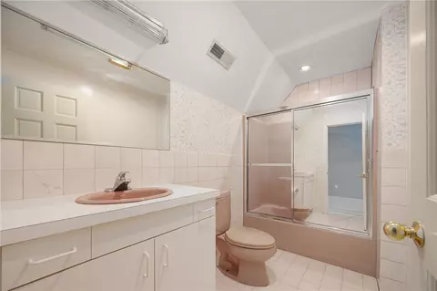 Bath - 40 Alpine Estates Dr, Cranston, RI 02921 photo 3 of 4