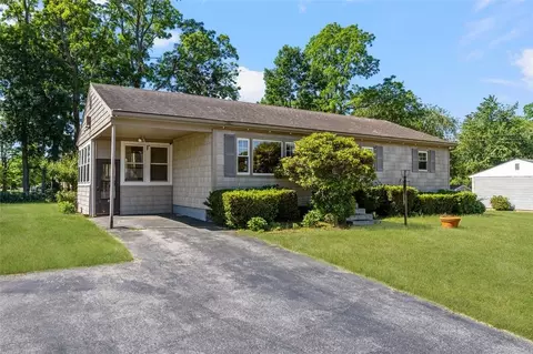 37 Ridgeway Dr, Warren, RI 02885