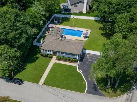 5 Collingwood Dr, Cranston, RI 02921
