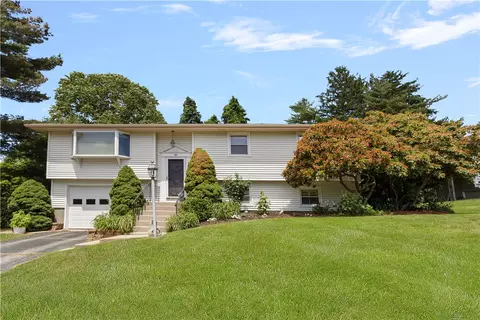141 Redwood Rd, Portsmouth, RI 02871