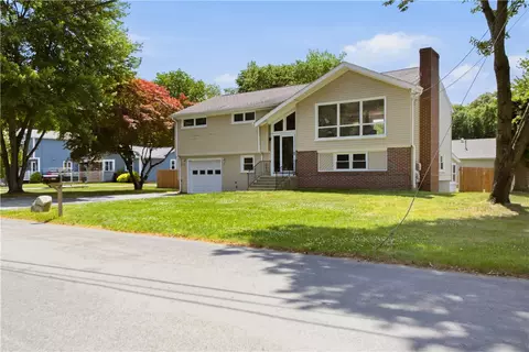 5 Baldwin Dr, Johnston, RI 02919