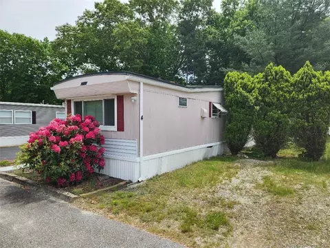 27 Woodward Rd, Lincoln, RI 02865