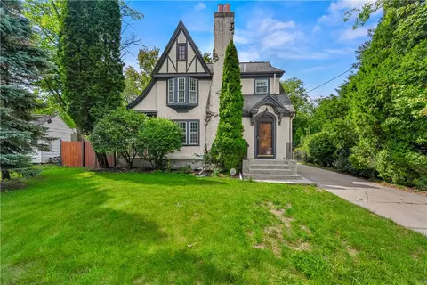 4 Grandview Ave, Lincoln, RI 02865