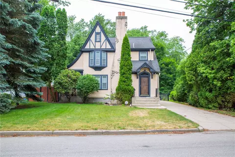 4 Grandview Ave, Lincoln, RI 02865