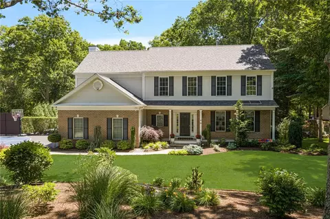 64 Fieldstone Ln, Saunderstown, RI 02874