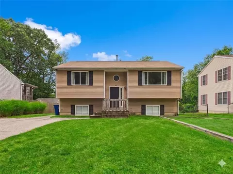 52 Meadowrue Trl, Saunderstown, RI 02874