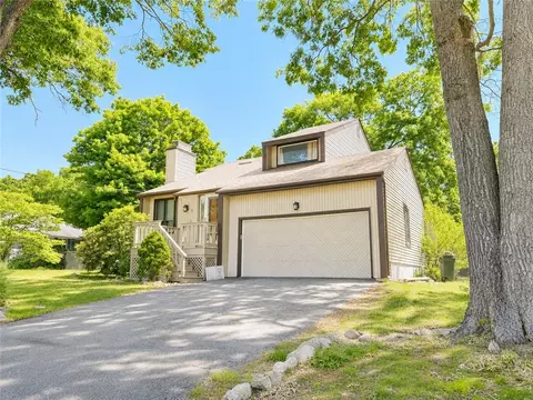 9 Eastgate Dr, Coventry, RI 02816