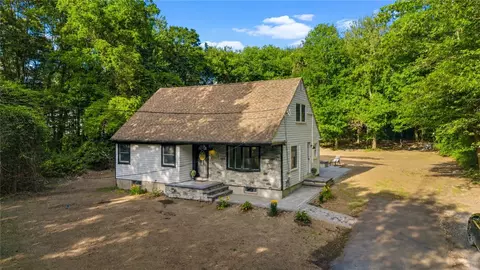 380 Brayton Rd, Tiverton, RI 02878