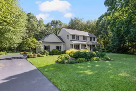 11 Prides Crossing Ln, Saunderstown, RI 02874