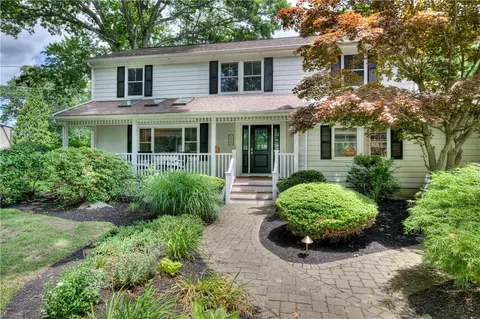 22 Pine Top Rd, Barrington, RI 02806