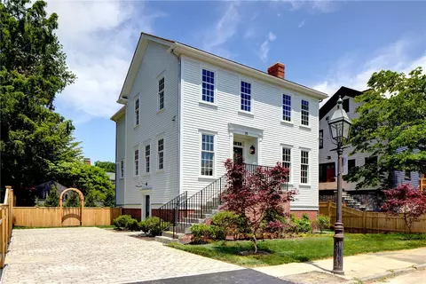 75 Bridge St, Newport, RI 02840