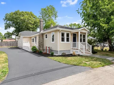 210 Promenade St, Barrington, RI 02806