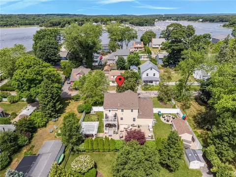 80 Preston Dr, Warwick, RI 02886