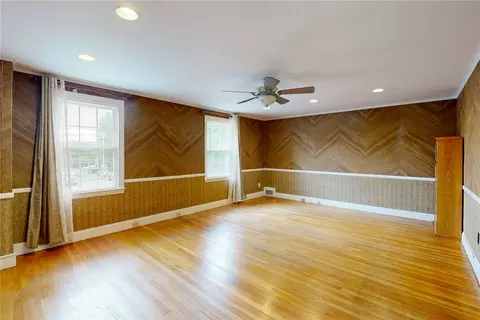 Living - 873 Warwick Ave, Warwick, RI 02888 photo 1 of 1