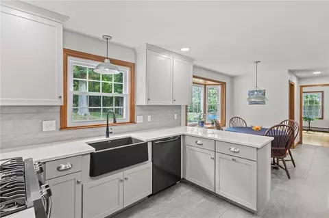 157 Tara Ln, Woonsocket, RI 02895