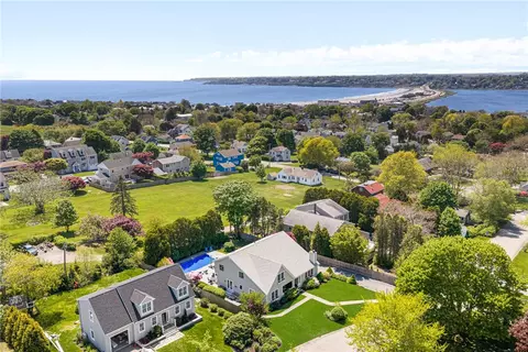 5 Maloney Ln, Middletown, RI 02842