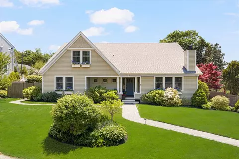 5 Maloney Ln, Middletown, RI 02842