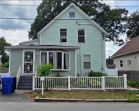 18 Glen St, East Providence, RI 02915