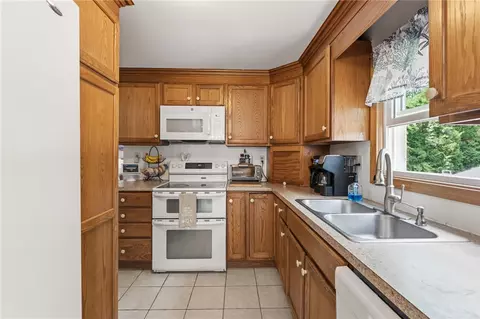 Kitchen - 8 Sparrow Dr, Westerly, RI 02891 photo 3 of 3