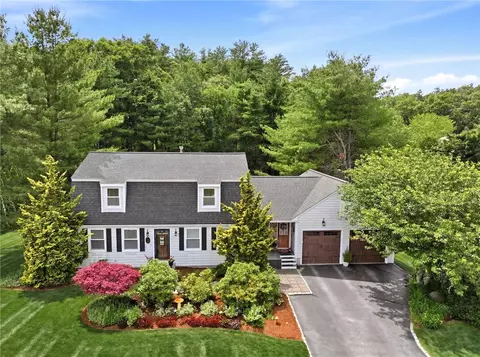 8 Pineridge Dr, Smithfield, RI 02917