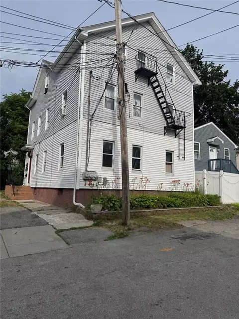 17 Huldah St, Providence, RI 02909