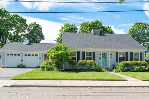 23 Dyer St, Warren, RI 02885