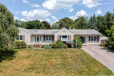 9 Apache Ln, Cumberland, RI 02864