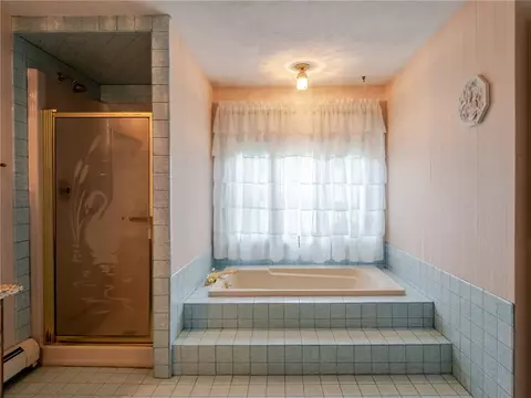 Bath - 9 Apache Ln, Cumberland, RI 02864 photo 2 of 3