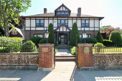 24 Walnut St, Pawtucket, RI 02860