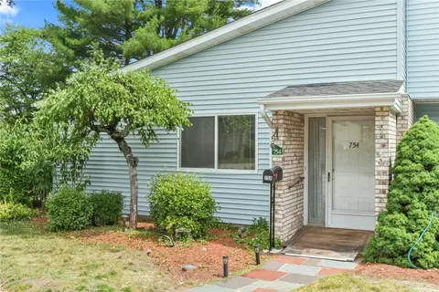 754 Williamsburg Cir, Warwick, RI 02886