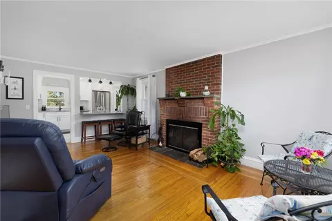 Living - 26 Tarleton Rd, South Kingstown, RI 02879 photo 2 of 4