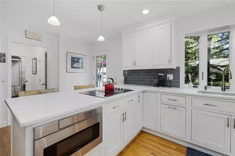 Kitchen - 7 Ledgemont Dr, Warwick, RI 02886 photo 4 of 6