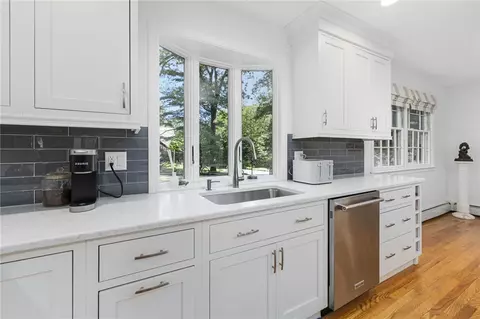 Kitchen - 7 Ledgemont Dr, Warwick, RI 02886 photo 5 of 6