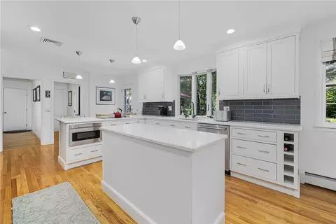 Kitchen - 7 Ledgemont Dr, Warwick, RI 02886 photo 3 of 6