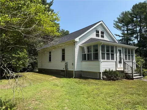 52 Carpenter St, Seekonk, MA 02771