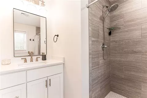 Bath - 161 Graystone St, Warwick, RI 02886 photo 2 of 3