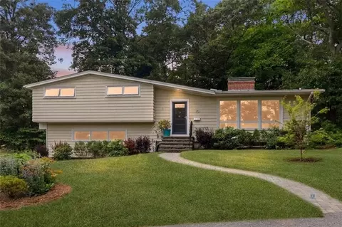 10 Guzeika Rd, North Kingstown, RI 02852