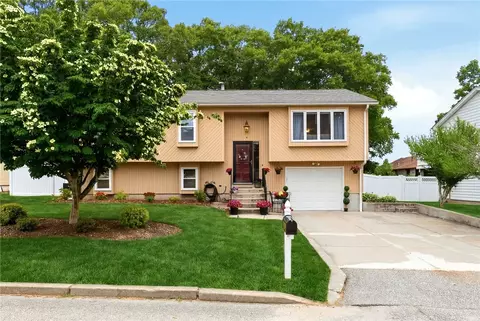 9 Daisy Ct, Cranston, RI 02920