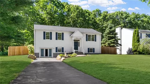 66 Hunters Crossing Dr, Coventry, RI 02816